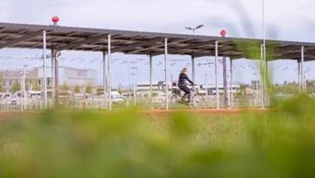 Des panneaux solaires au-dessus des cyclistes