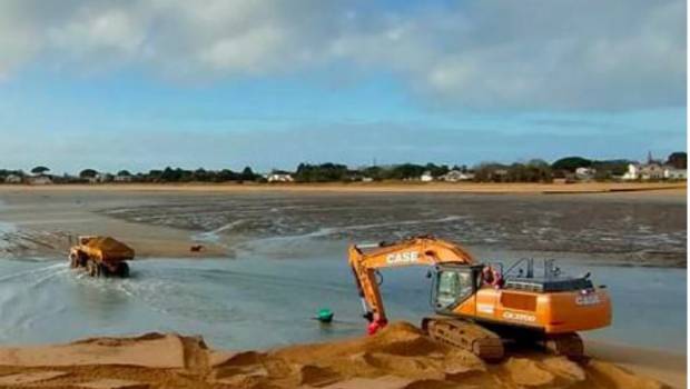 Une pelle Case à l'œuvre pour la protection du littoral