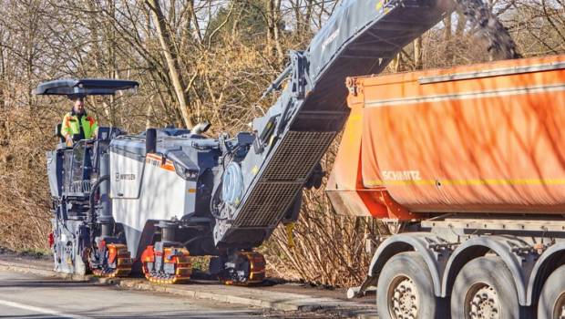 Une fraiseuse Wirtgen assure la réfection d’une piste cyclable à Aix-la-Chapelle