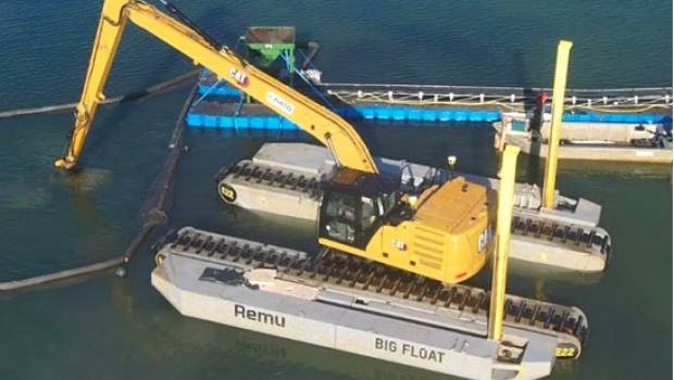 Une pelle amphibie dans le lac d'Hossegor