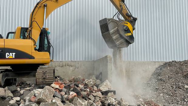 Un godet concasseur au pied des volcans d'Auvergne