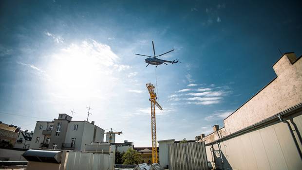 Une grue Liebherr survole les toits de Bratislava