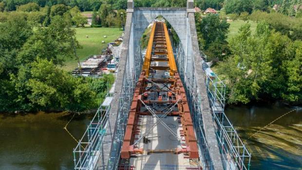 Une charpente préalable à la démolition du pont de Groléjac