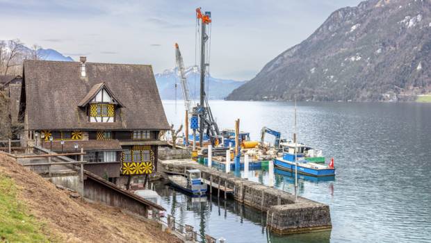 Une foreuse Liebherr LB30 sur le lac des Quatre-Cantons