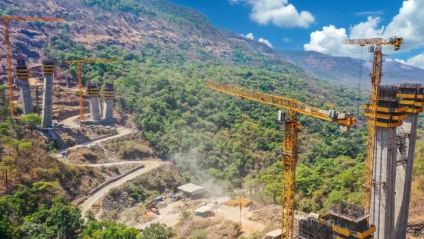 4 grues Potain bâtissent le plus haut pont routier à haubans d'Inde