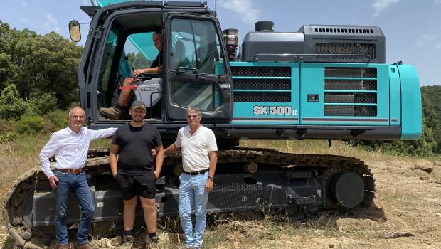 Kobelco SK500 : une carriériste dans le terrassement