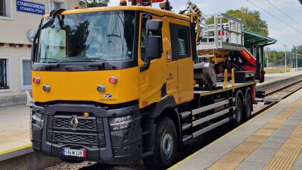 Un camion rail-route pour les travaux caténaires