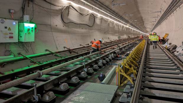 Bétonnage de la voie sur la ligne 17 du Grand Paris