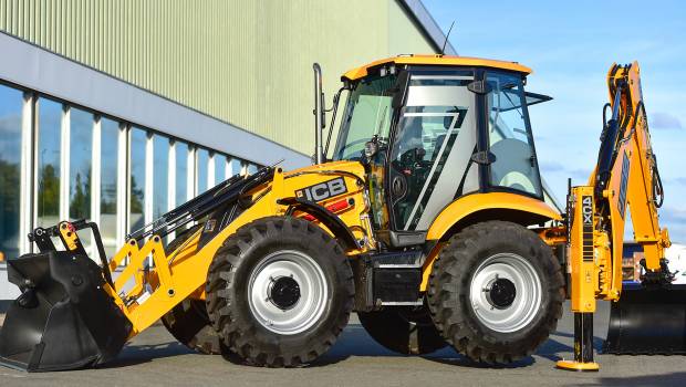 Noces de platine pour les chargeuses-pelleteuses JCB