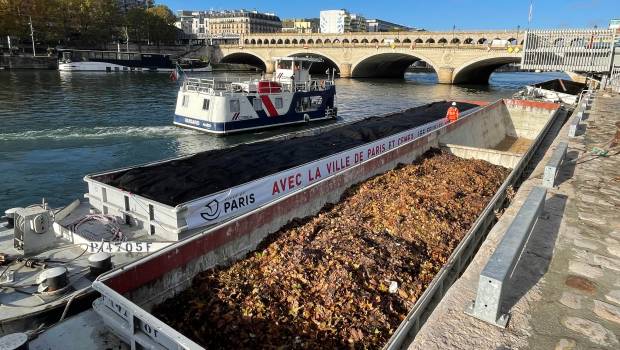 Paris : Cemex transporte les feuilles mortes de la capitale par voie d’eau
