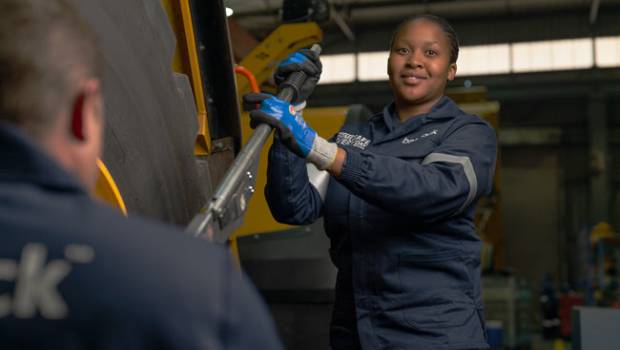 Des femmes techniciennes de maintenance en Afrique