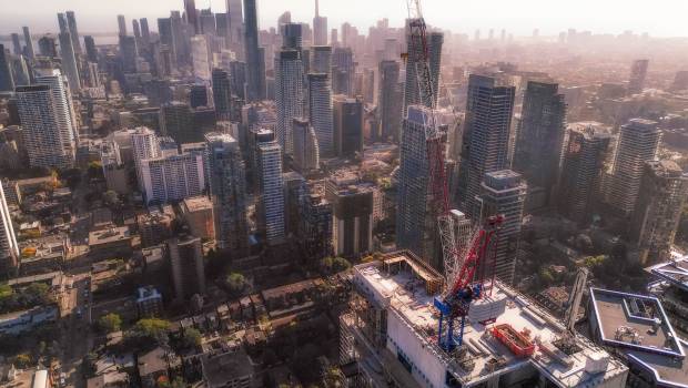 Une Raimondi LR273 sur les toits de Toronto