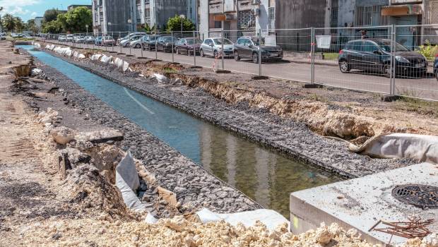 Des caniveaux enterrés aux Abymes, en Guadeloupe