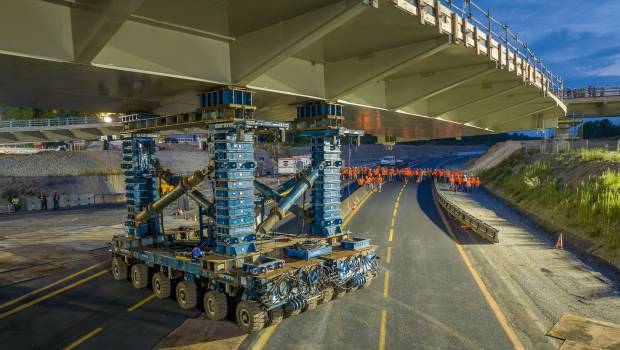 Sarens achève la mise en place du 2e viaduc sur l'A11 à Nantes