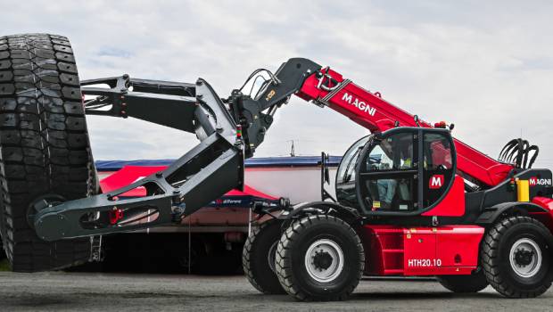 Un manipulateur de roues en carrière chez Magni