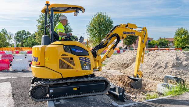Komatsu mise sur l’électrique et les pelles à pneus