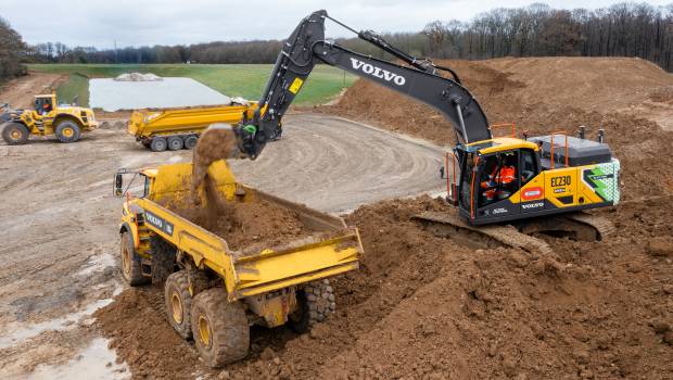 La 1ère pelle Volvo EC230 électrique opère avec Bouygues TP