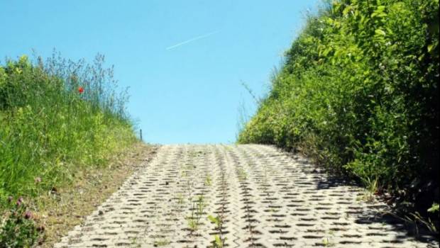 Ce petit chemin pavé, qui sent la noisette...