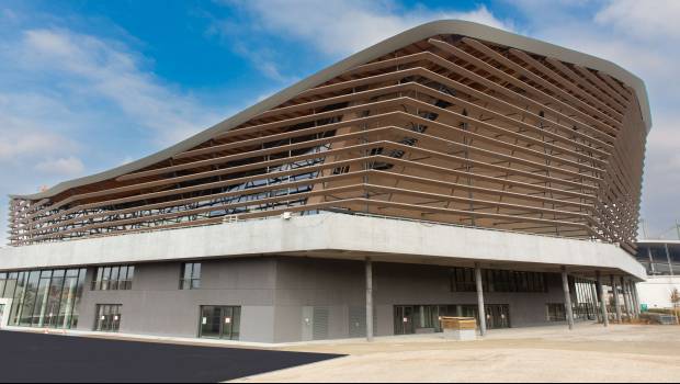JO 2024 : Patrick Ollier remet les clés du Centre Aquatique Olympique à Tony Estanguet