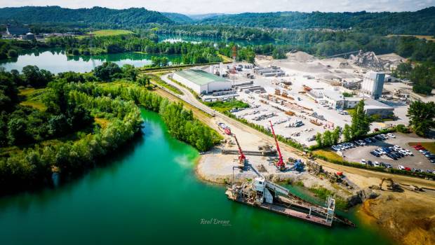 Groupe Daniel démonte sa drague flottante dans la gravière de Lescar