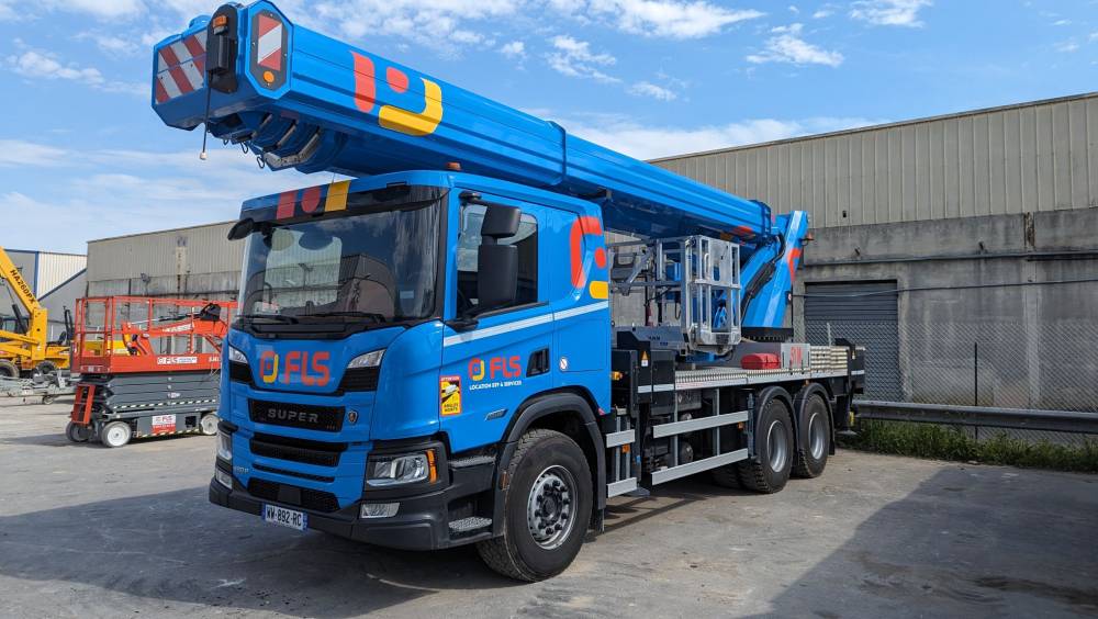 Une nouvelle nacelle sur PL de 51 m chez FLS