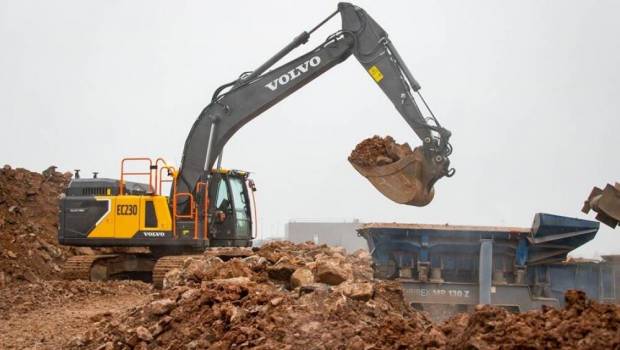 Une Volvo EC230 électrique sur le tarmac anglais