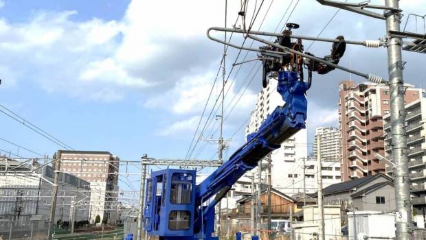 Au  Japon, un robot géant travaille sur la caténaire