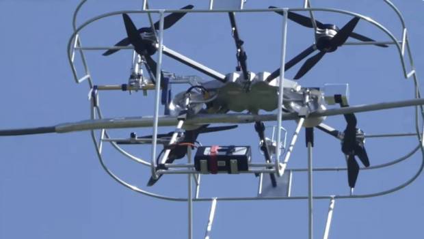 Un drone qui roule sur les lignes électriques