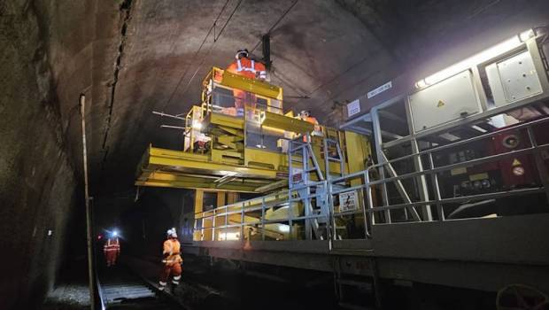 [GRAND FORMAT] Les caténairistes de SNCF Réseau préparent le tunnel de Tourville-la-Rivière