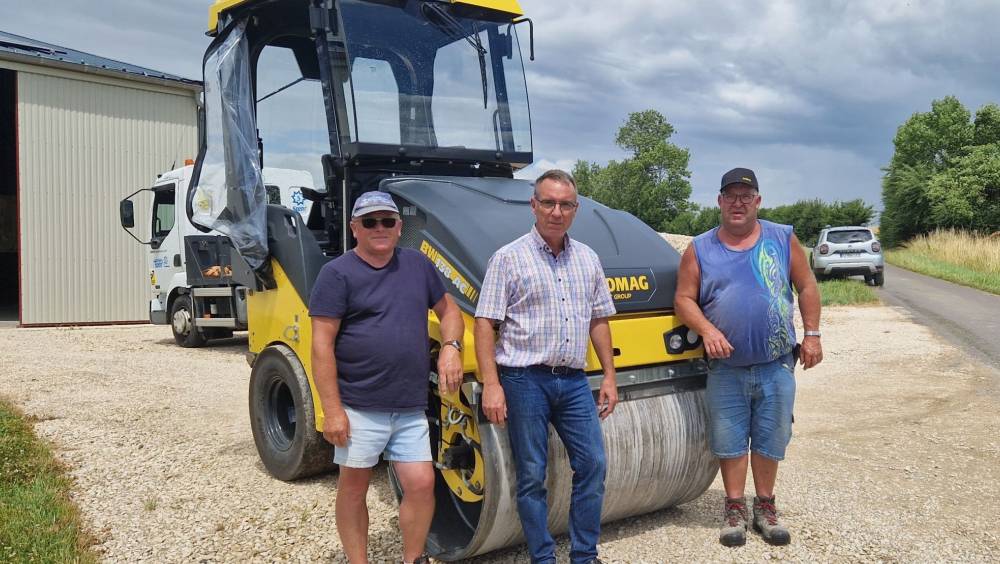 Dans les Vosges, l'entreprise Voiriot reçoit un rouleau Bomag