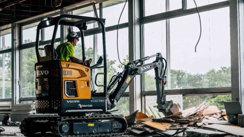 Volvo CE réussit la première déconstruction 100 % électrique au monde sur un site Siemens