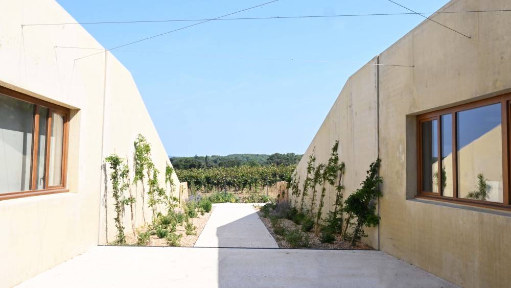 Drôme : du béton bas carbone pour un collège intégré dans le paysage