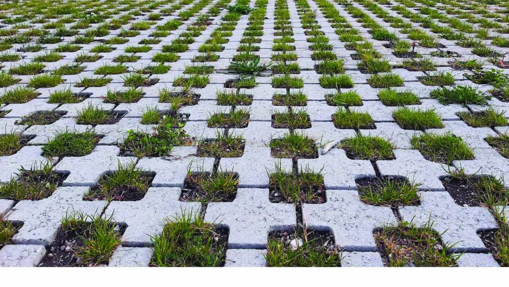 Alkern : des dalles drainantes en béton couvertes par des FDES