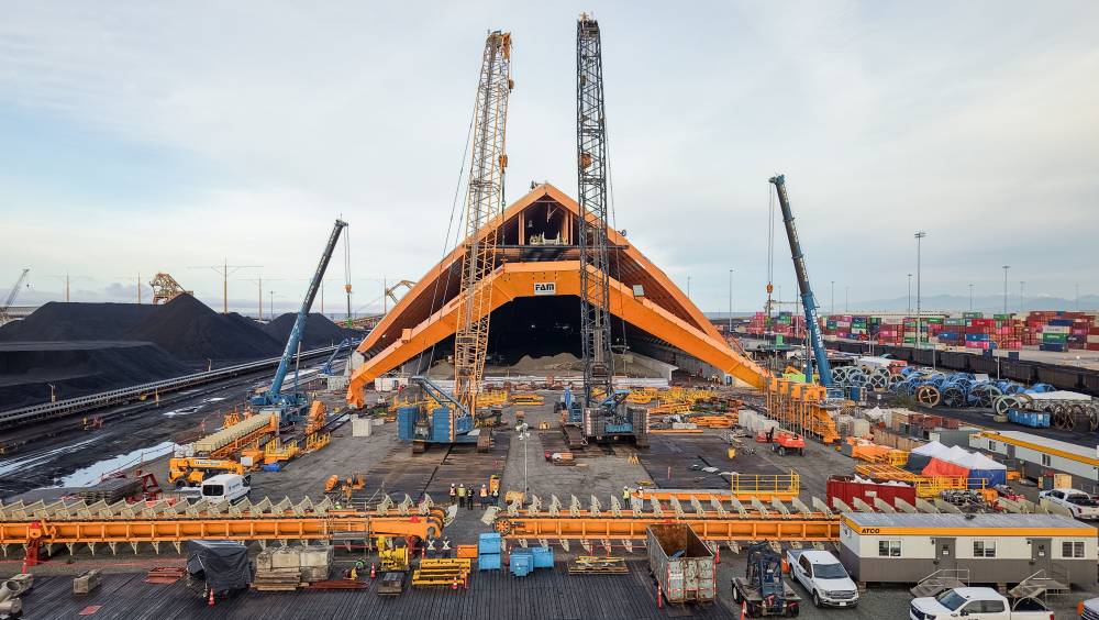 Sarens se met en quatre pour lever un énorme portique de manutention au Canada